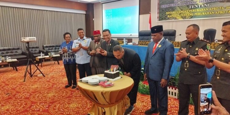 Kejutan Ulang Tahun dari Pimpinan DPRD dan OPD Buat Pj.Bupati Jayapura, Triwarno Purnomo