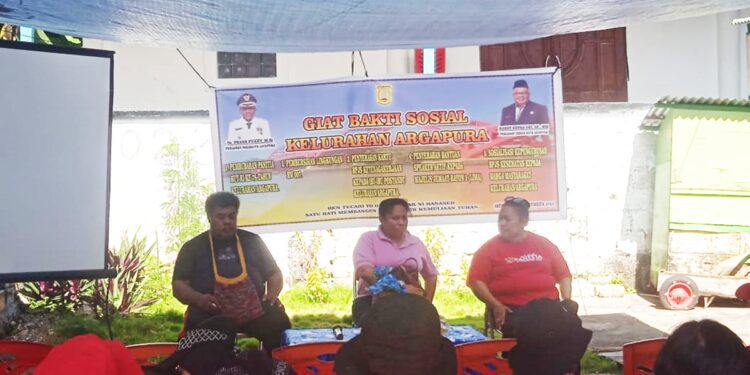 Kepala Distrik Jayapura Selatan Menghadiri Kegiatan Bakti Sosial Sekaligus Serahkan Bantuan Bagi Masyarakat Kelurahan Argapura