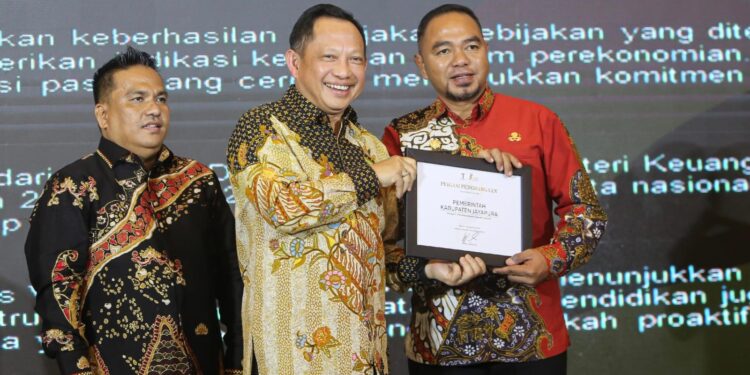 Negara Memberikan Penghargaan Kepada Penjabat Bupati Jayapura Triwarno Purnomo