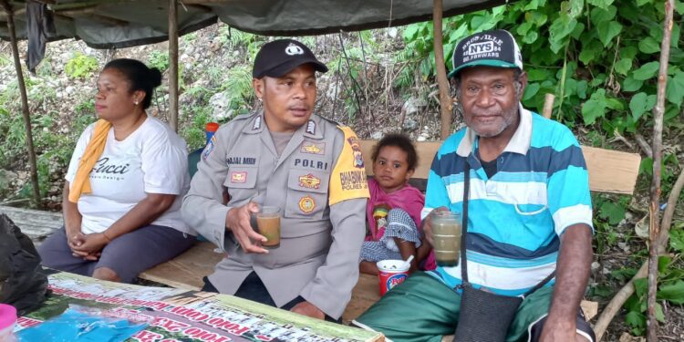 Babinkamtibmas Datangi Warga Demta, Ajak Jaga Keamanan