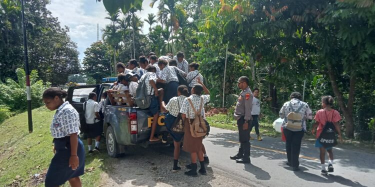 Patroli Sambang dan Dialogis Sekaligus Beri Tumpangan ke Anak – anak Sekolah