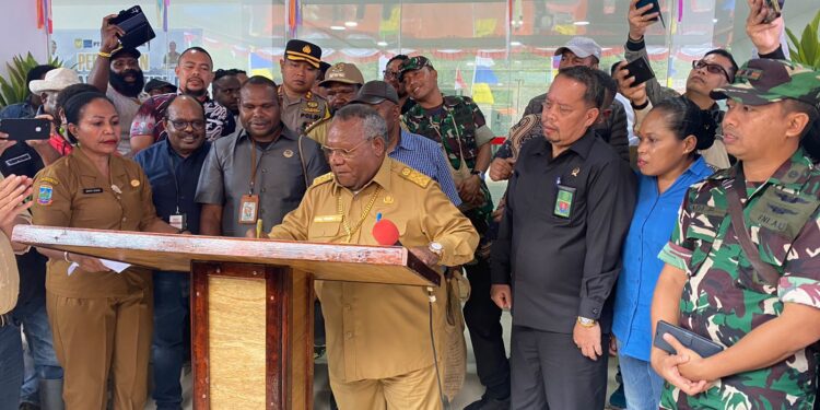 Bupati Mimika, Eltinus Omaleng Resmikan RS Waa Banti