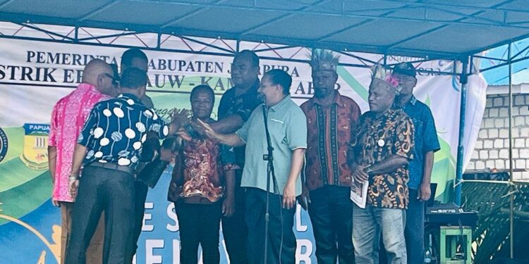 Sekda Hana Hikoyabi Membuka Festival Budaya Hote Mbay Heley Mbay di Kampung Abar