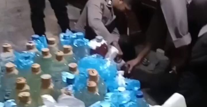 Razia Di Pelabuhan Biak, Polisi Sita Ratusan Botol Miras Jenis CT Dan Sopi