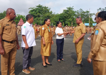 Pj Bupati Jayapura Triwarno Serahkan Bantuan Mobil untuk 7 Puskesmas