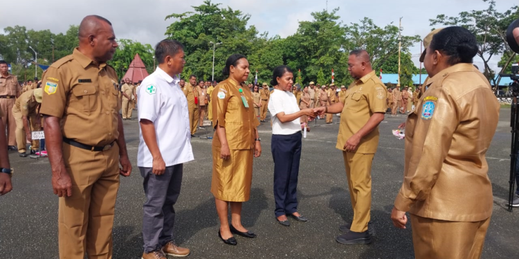 Pj Bupati Jayapura Triwarno Serahkan Bantuan Mobil untuk 7 Puskesmas