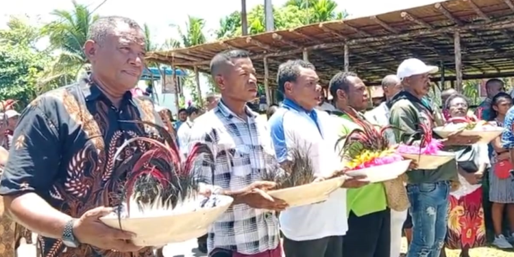 Jemaat GKI Hib Sorido Sambut Peserta Temu Raya PKB GKI Se-Tanah Papua dari Klasis Bonggo, Yapen Timur dan Sentani Barat Moi