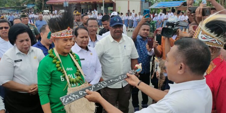 Makna Pemberian Parang  Kepada Pj. Gubernur Papua Ridwan Rumasukun