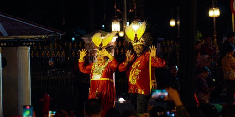 Fashion Show Istana Berbatik, Pj. Gubernur Papua Tengah Ribka Haluk Tampil Anggun Mengenakan Batik Burung Cendrawasih