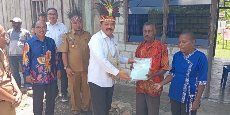 Menteri ATR/BPN Serahkan Sertifikat HPL kepada Masyarakat Hukum Adat Sawoi Hnya