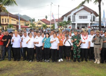 Pj. Gubernur Papua Pimpin Apel Pagi di Kantor Bupati Yapen, Pesannya ASN Dukung Pj Bupati William Manderi