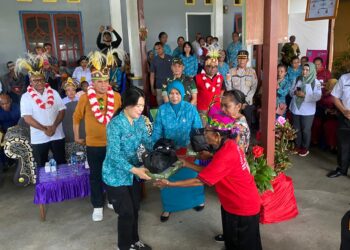 Pj. Ketua TP PKK Papua Linda Onibala Serahkan 300 Paket PHBS di Yapen