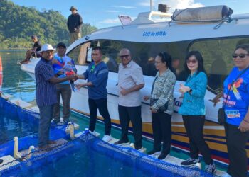 Pj Gubernur Papua Ridwan Rumasukun Serahkan Bantun  Otsus 2023 di Serui