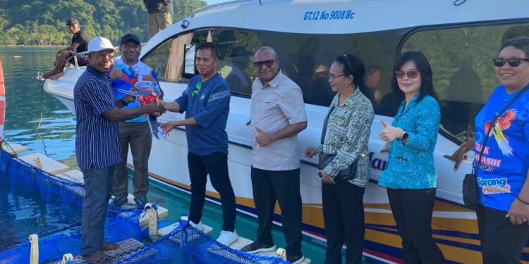 Pj Gubernur Papua Ridwan Rumasukun Serahkan Bantun  Otsus 2023 di Serui