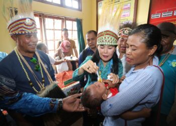 Pj Ketua PKK Papua Kunker ke Waropen Serahkan 1.200 PHBS untuk Percepat Penurunan Stunting