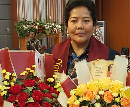 Raih Cumlaude, Yanni : Kebijakan Strategis Pembangunan Papua Membutuhkan Pikiran dari Perempuan