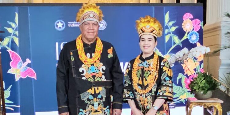 Acara Istana Berbatik, Gubernur Waterpauw dan Roma Megawanty Pakai Batik Kasuari