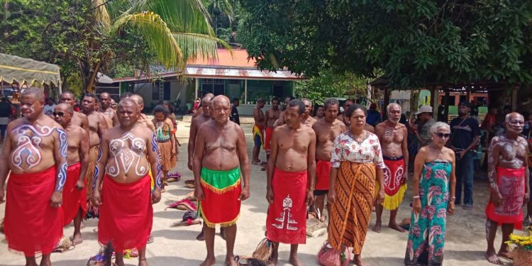 Ketua Dewan Adat Supiori, Mengukuhkan Tujuh Mananwir Sup Mnuk Sauyas  