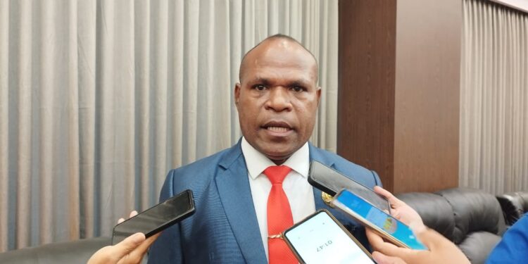 DPRD Jayapura Usulkan, Yan Yap Ormuseray, Triwarno Purnomo dan Semuel Siriwa ke Kemendagri