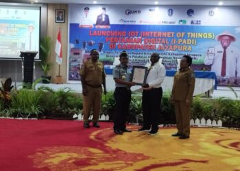 Resmi Kemenkumham Papua Serahkan Sertifikat HKI Kepada Peserta PKN II Gustaf Griapon