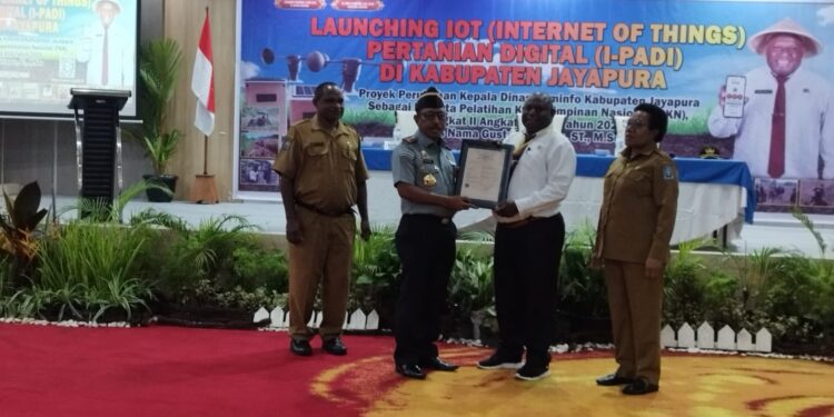 Resmi Kemenkumham Papua Serahkan Sertifikat HKI Kepada Peserta PKN II Gustaf Griapon