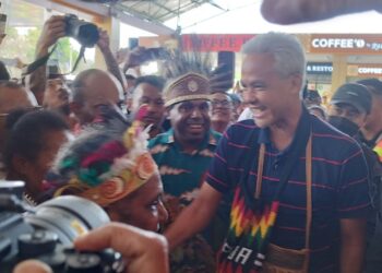 Capres Ganjar Tiba di Jayapura Disambut Antusias Ratusan Masyarakat dan Relawannya