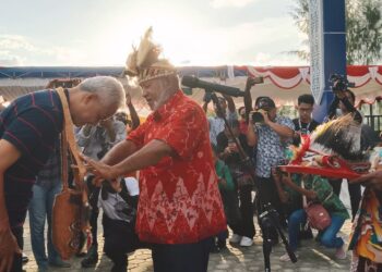 Ganjar Pranowo Terharu Diterima Ondoafi Tabi Sebagai Keluarga Papua