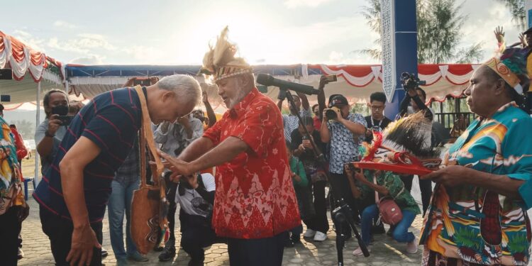 Ganjar Pranowo Terharu Diterima Ondoafi Tabi Sebagai Keluarga Papua