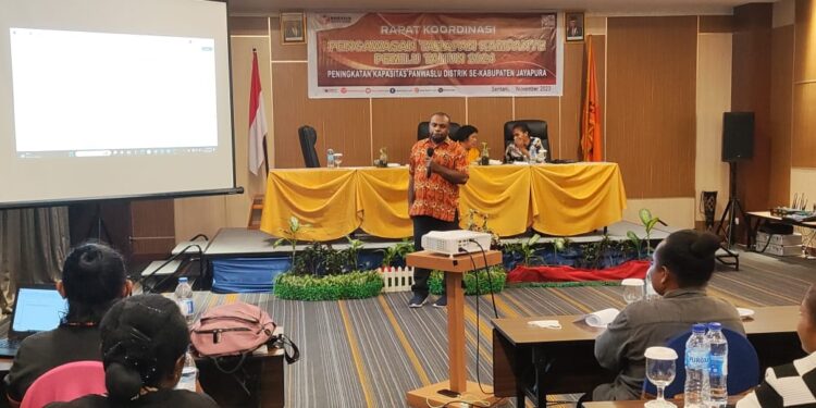 Tingkatkan Kapasitas Panwasdis, Bawaslu Kabupaten Jayapura Gelar Rakor