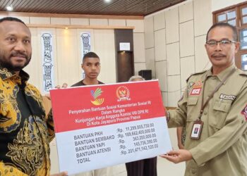 Yan Mandenas Serahkan Bansos Rp.201,471,142,120,00 Kepada Masyarakat di Kota Jayapura