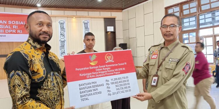 Yan Mandenas Serahkan Bansos Rp.201,471,142,120,00 Kepada Masyarakat di Kota Jayapura