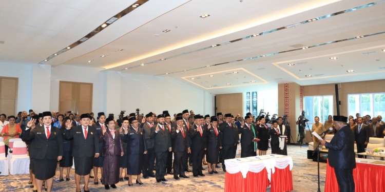 Wamendagri Resmi Lantik 34 Anggota MRP Provinsi Papua