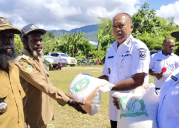 Dua Puluh Kelompok Masyarakat di Kobakma Terima Bantuan Bibit Ikan