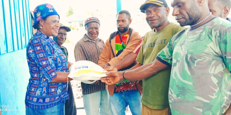 Enam Kampung di Distrik Ilugwa Terima Beras Bantuan