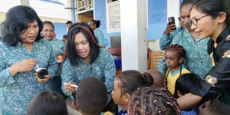 Ketua TP PKK Provinsi Papua Pegunungan Kunjungi Anak-Anak PAUD Mamberamo Tengah