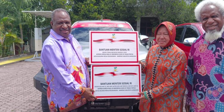 Mensos Risma Berikan Bantuan Bagi Masyarakat Papua Melalui Gereja