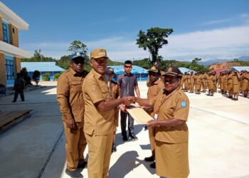 Serahkan 280 SK PNS, Penjabat Bupati Mamberamo Tengah Minta Layani Masyarakat dengan Hati