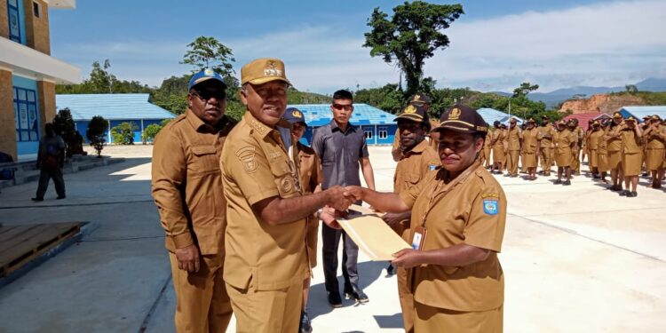 Serahkan 280 SK PNS, Penjabat Bupati Mamberamo Tengah Minta Layani Masyarakat dengan Hati