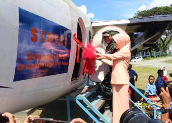 Si Pesawat Literasi Resmi Diresmikan Danlanud SPR dan Ketua PIA Ardhya Garini di SD Angkasa Lanud Silas Papare