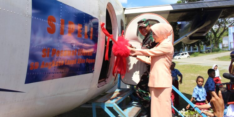 Si Pesawat Literasi Resmi Diresmikan Danlanud SPR dan Ketua PIA Ardhya Garini di SD Angkasa Lanud Silas Papare