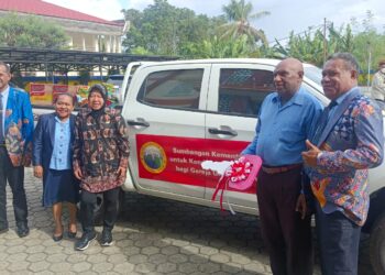 Mensos Risma Serahkan Bantuan Kendaraan Kedaruratan Untuk Gereja di Papua