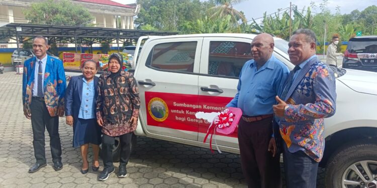 Mensos Risma Serahkan Bantuan Kendaraan Kedaruratan Untuk Gereja di Papua