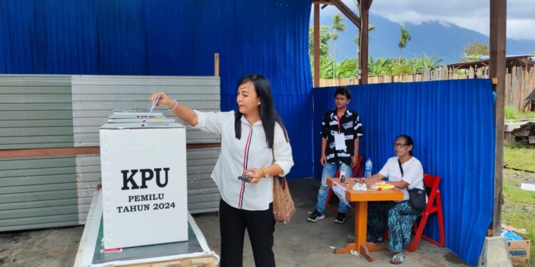 Cintiya Ruliani Talantan Gunakan Hak Suara di TPS 040 Dobonsolo