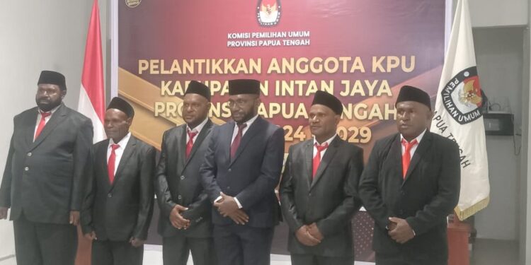 KPU RI Lantik 5 Komisioner KPU Intan Jaya Periode 2024-2029
