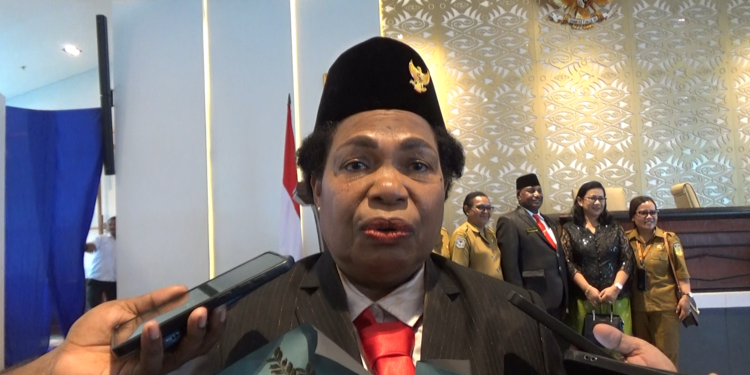 Resmi Dilantik Sebagai Ketua MRP, Nerlince Wamuar Rollo Mengucap Syukur pada Tuhan