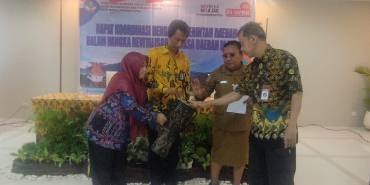 Staf Ahli Gubernur, Elsye Rumbekwan Buka Rakor Revitalisasi Bahasa Daerah