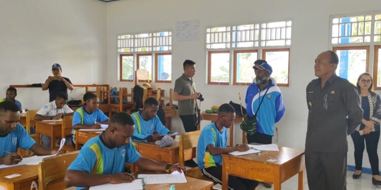 Beri Motivasi Pj Bupati Mamteng Kunjungi SMA Negeri Kobakma