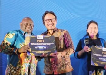 Kadis Kominfo Kabupaten Jayapura, Gustaf Griapon Wakili Pemerintah Terima Penghargaan AMC 2024 dari Kemenkom Info RI