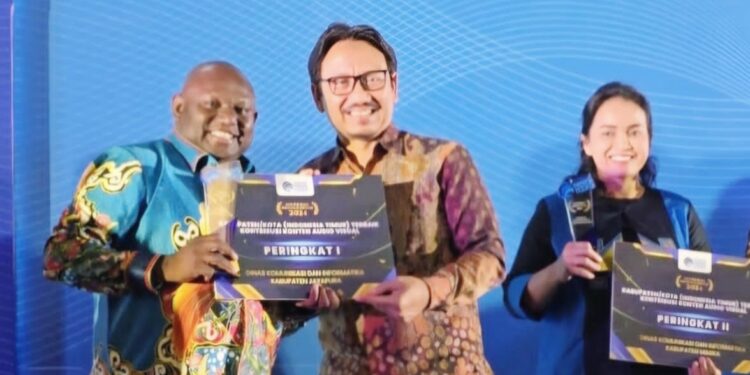 Kadis Kominfo Kabupaten Jayapura, Gustaf Griapon Wakili Pemerintah Terima Penghargaan AMC 2024 dari Kemenkom Info RI