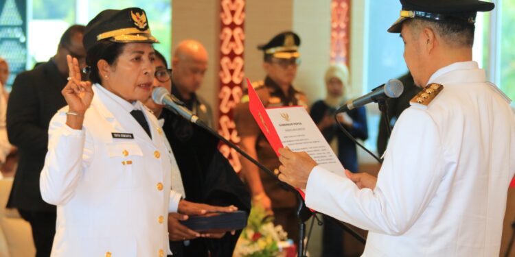 Pj.Gubernur Papua Lantik Binsyowi Sofia Bonsapia, SH, M,Hum Sebagai Penjabat Bupati Biak Numfor